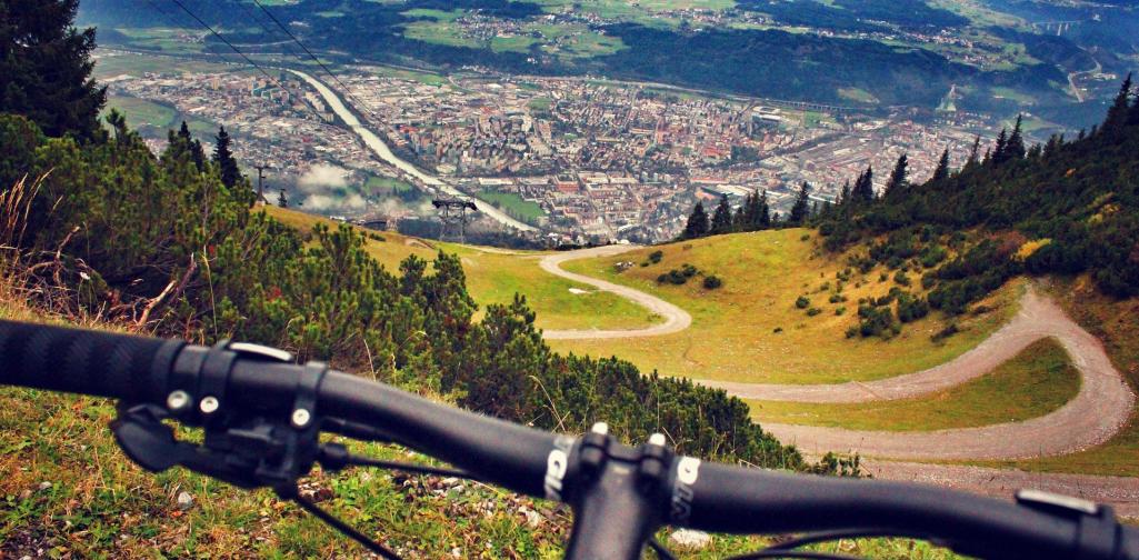Mountain Biking Mountain Bike auf Nordkette mit Blick auf Innsbruck